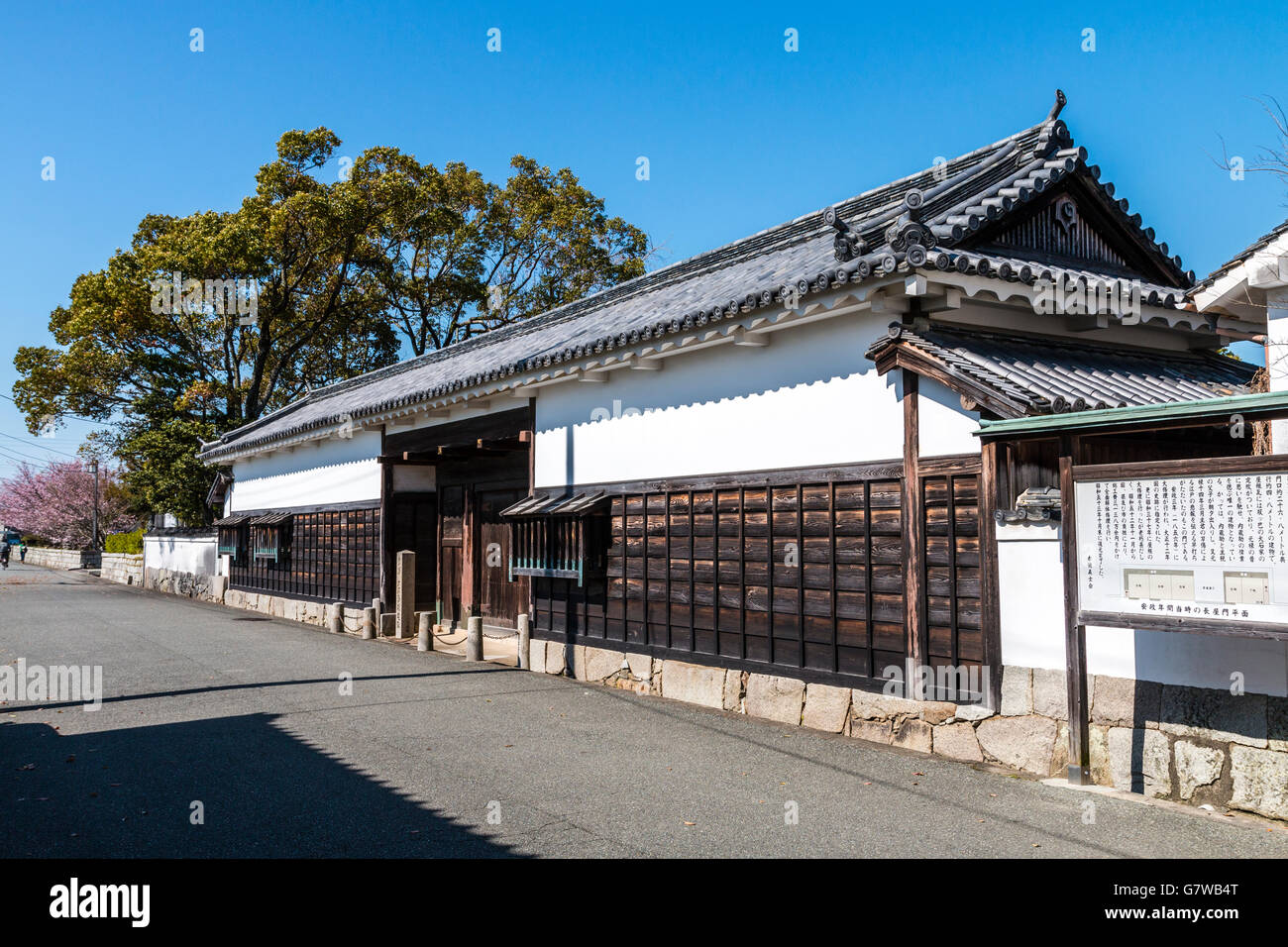 Le Japon, l'ako Castle. La porte de l'ancienne résidence d'Oishi Yoshio. Yagura longue histoire unique bâtiment type, socle en bois avec des murs de plâtre blanc. Banque D'Images