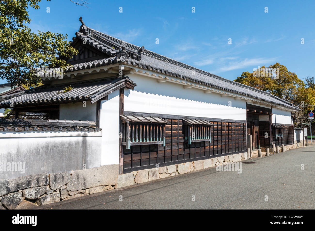 Le Japon, l'ako Castle. La porte de l'ancienne résidence d'Oishi Yoshio. Yagura longue histoire unique bâtiment type, socle en bois avec des murs de plâtre blanc. Banque D'Images