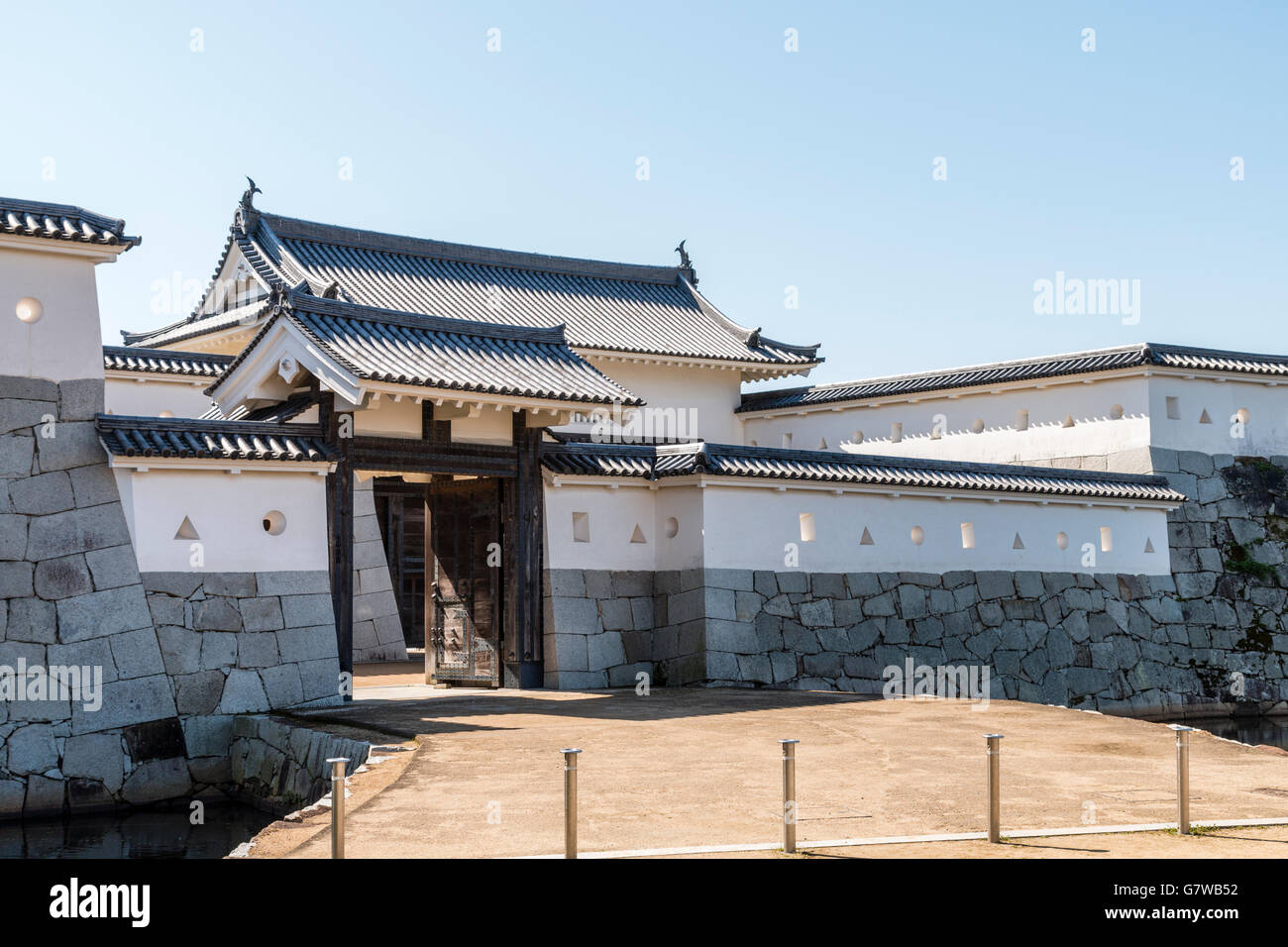 Le Japon, l'ako castle. Masugata double gateway, avec la petite porte en bois de style typique de koraimon, et les murs, avec une grande porte d'yaguramon derrière. Banque D'Images