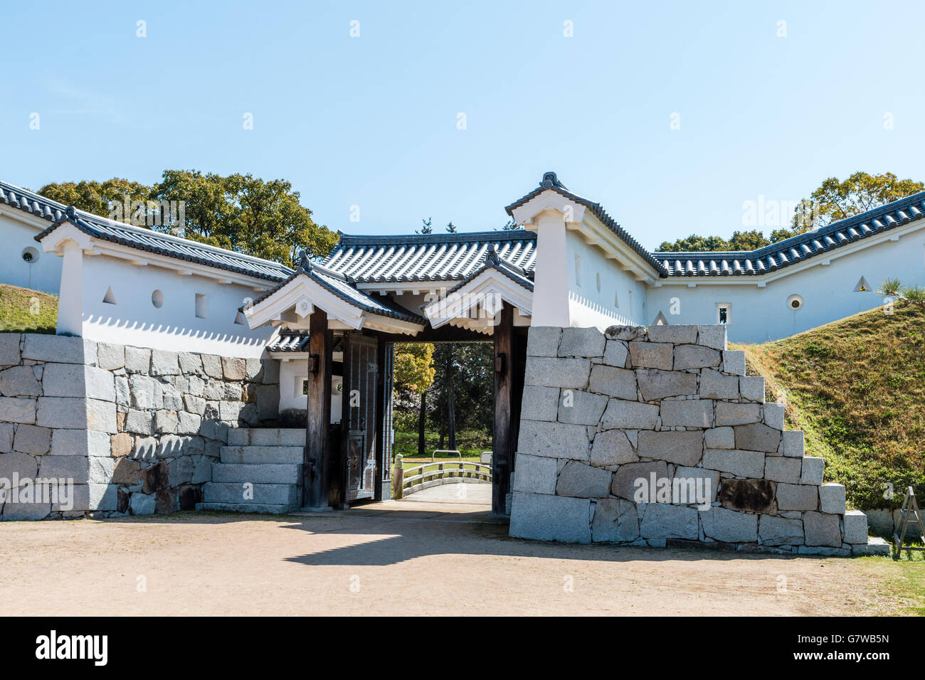 Le Japon, l'ako castle. Koraimon Umayaguchimon type gate, la porte avec la défense de la pierre et des murs en plâtre dobei. L'ensoleillement. La journée. Ciel bleu. Banque D'Images