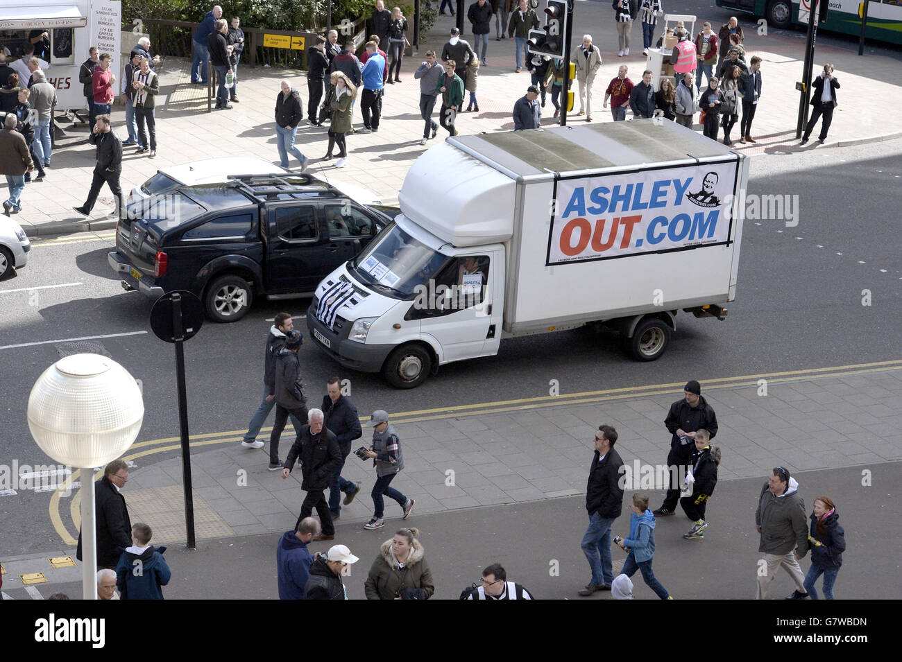 Une fourgonnette blanche faisant partie des supporters de Newcastle United proteste contre la propriété du club avant le match de la Barclays Premier League à St James' Park, Newcastle. APPUYEZ SUR ASSOCIATION photo. Date de la photo: Dimanche 19 avril 2015. Voir PA Story FOOTBALL Newcastle. Le crédit photo devrait se lire: Owen Humphreys/PA Wire. Banque D'Images