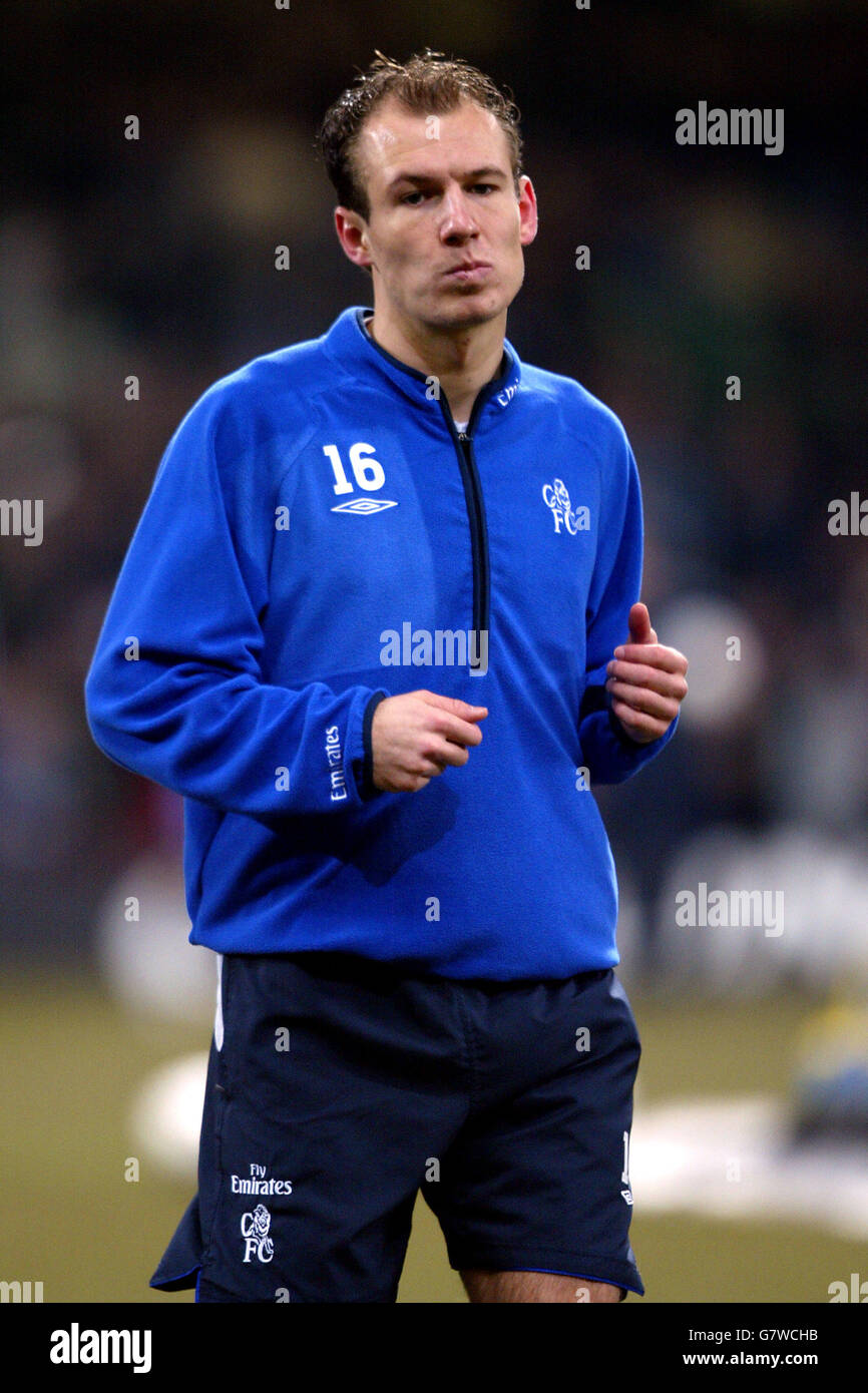Football - Carling Cup - finale - Chelsea / Liverpool - Millennium Stadium.Arjen Robben de Chelsea se réchauffe avant le match Banque D'Images