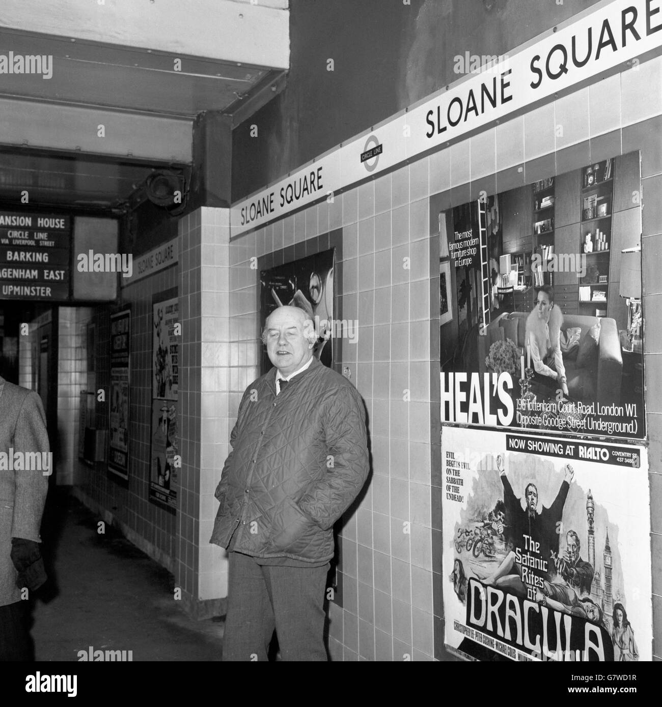 L'amant de Londres, Sir John Betjeman, le poète-lauréat de la reine à la station de métro Sloane Square aujourd'hui, avant de commencer une balade joyeuse. Sir John avait exprimé le désir de prendre le taxi et London transport l'a dûment mis en place pour lui. Banque D'Images