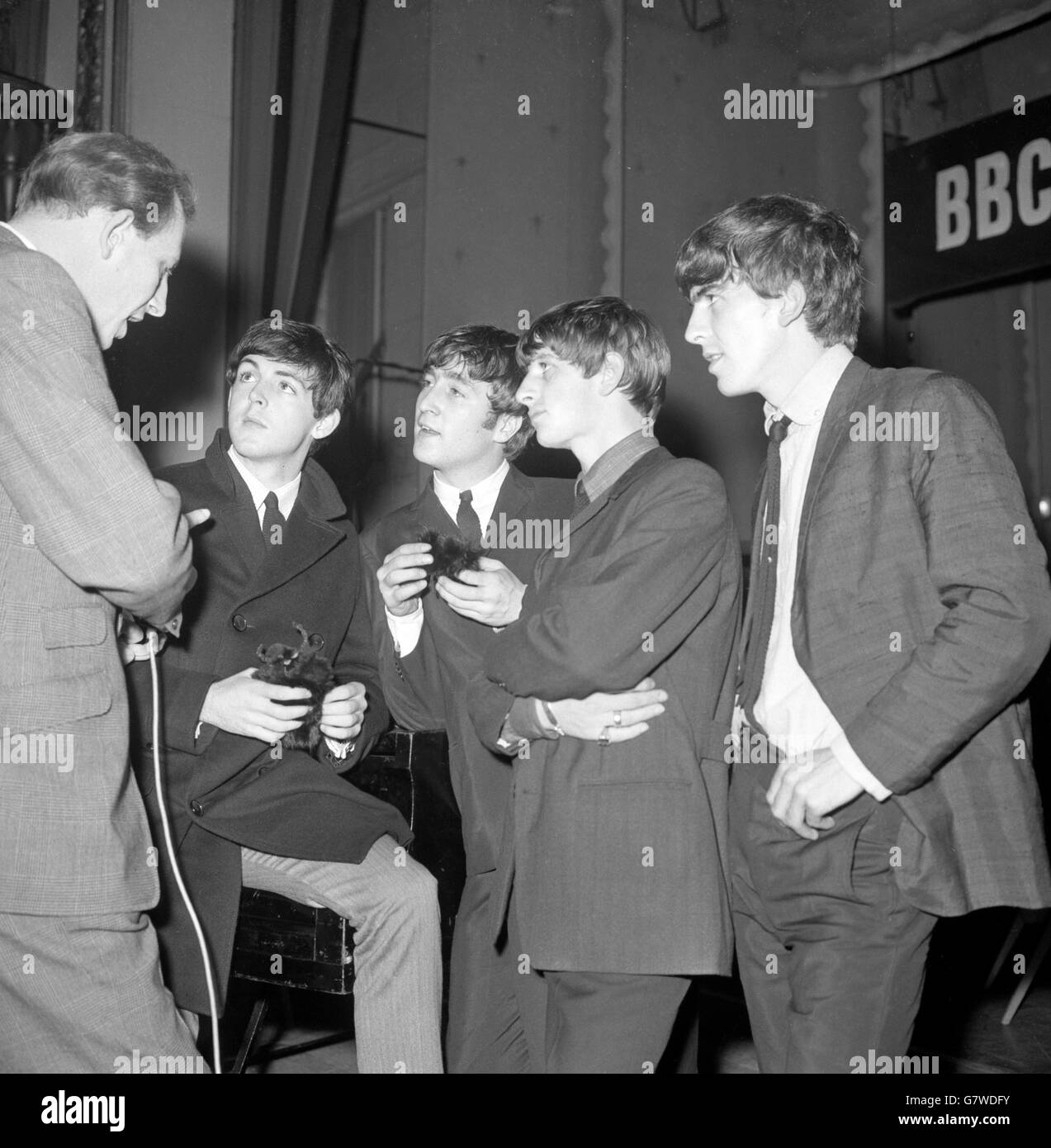 Les Beatles interviewés pendant une pause dans l'enregistrement du programme de radio de la BBC « Easy Beat ».(l-r) Paul McCartney, John Lennon, Ringo Starr et George Harrison. Banque D'Images