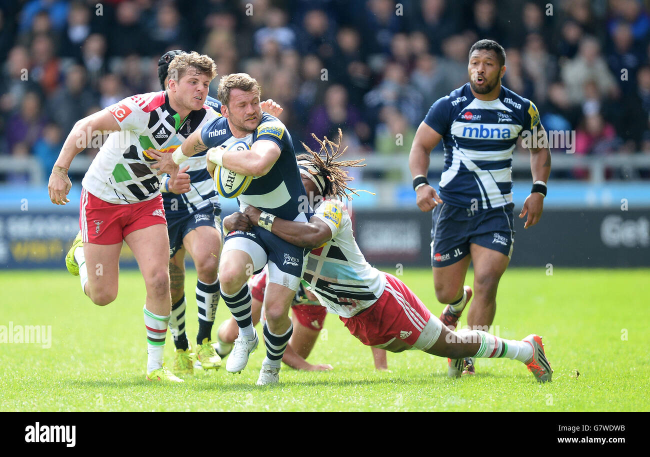 Solde Mark Cueto de Sharks est mis à la porte par Harlequins Harry Sloan (à gauche) et Harlequins Marland Yarde (à droite), lors du match de première Aviva au stade AJ Bell, sale. Banque D'Images