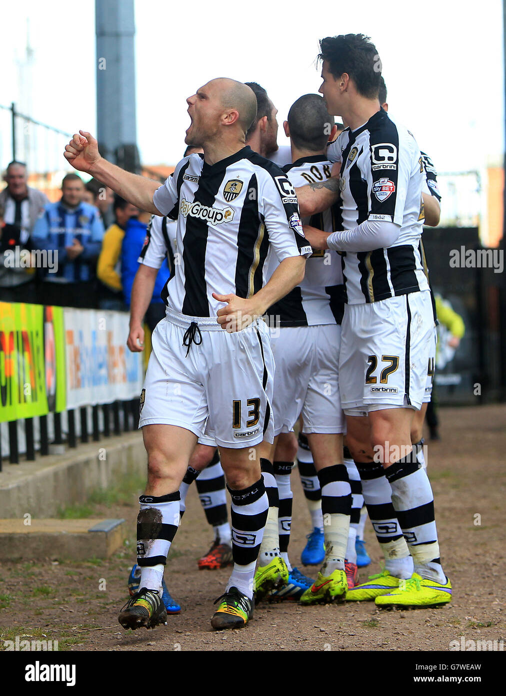 Liam Noble (masqué) du comté de Notts est attrapé par des coéquipiers après avoir marquant son deuxième but du match de la Sky Bet League One à Meadow Lane, Nottingham. Banque D'Images