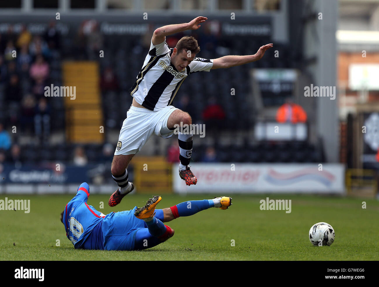 Harry Forrester de Doncaster Rovers (à gauche) et Blair Adams du comté de Notts se battent pour le ballon lors du match Sky Bet League One à Meadow Lane, Nottingham. Banque D'Images
