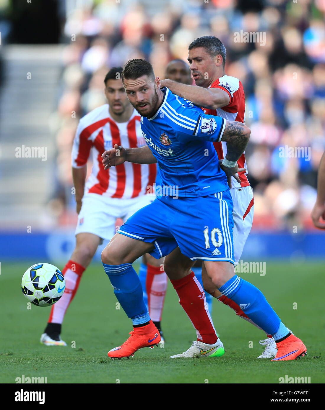 Jonathan Walters de Stoke City (retour) et Connor Wickham de Sunderland se battent pour le ballon lors du match de la première ligue de Barclays au stade Britannia, Stoke. APPUYEZ SUR ASSOCIATION photo. Date de la photo: Samedi 25 avril 2015. Voir PA Story FOOTBALL Stoke. Le crédit photo devrait être le suivant : Nigel French/PA Wire. Banque D'Images