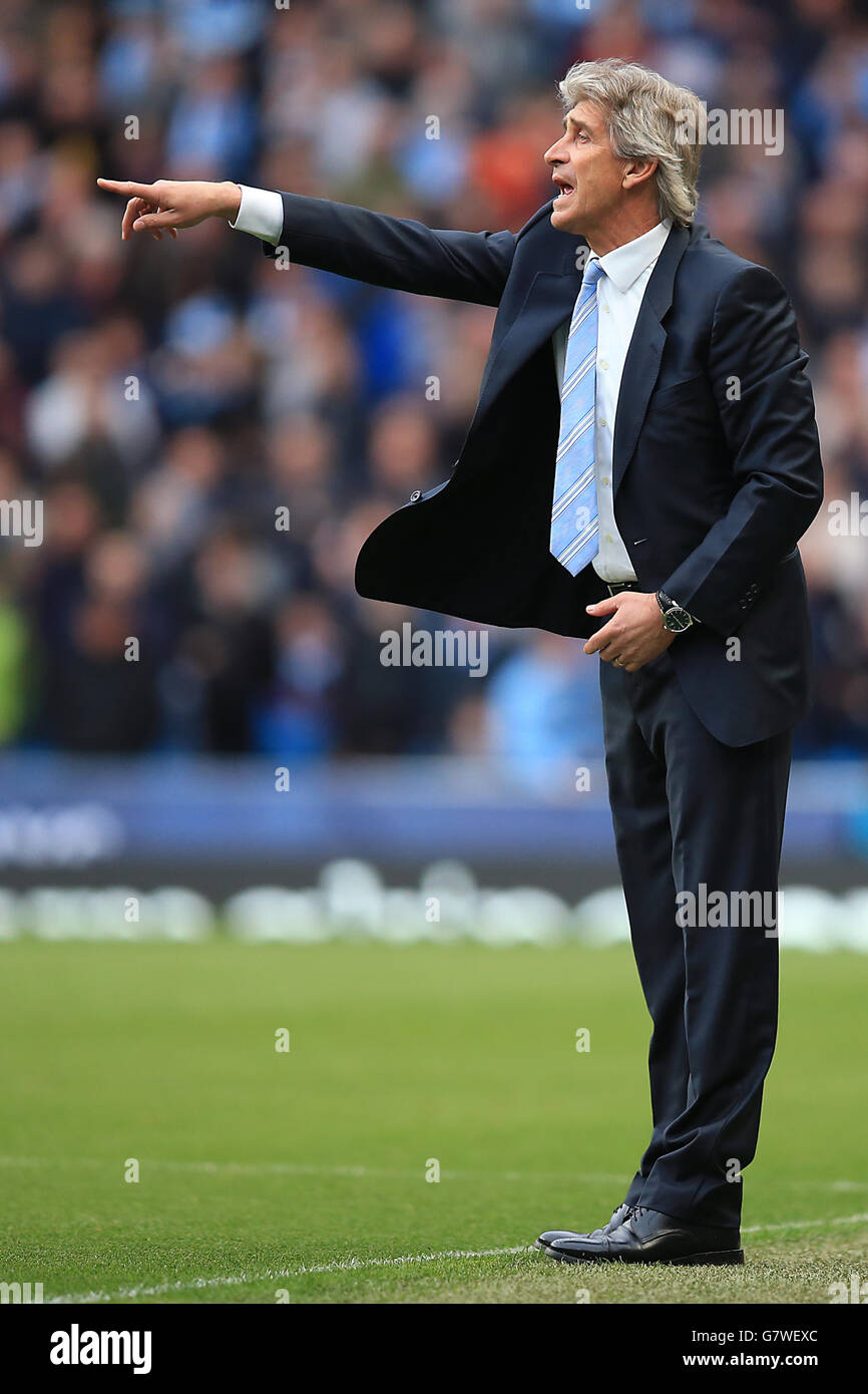 Football - Barclays Premier League - Manchester City / Aston Villa - Etihad Stadium.Manuel Pellegrini, directeur de Manchester City, émet des instructions de son domaine technique. Banque D'Images