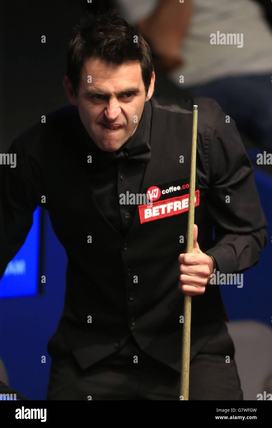 Ronnie O'Sullivan lors de son quart de finale contre Stuart Bingham lors du onze jour des Championnats du monde de Betfred au Crucible Theatre, Sheffield. Banque D'Images