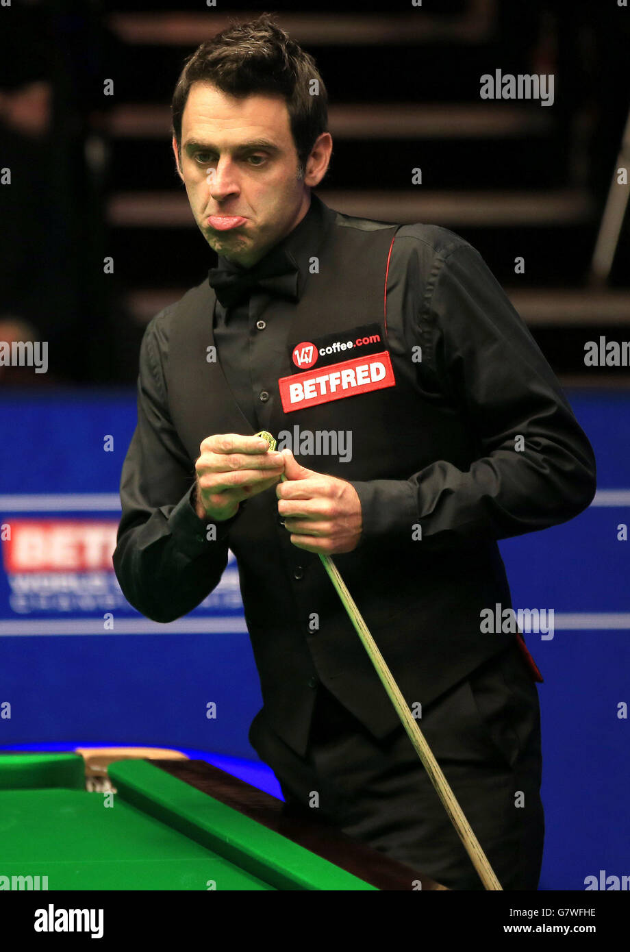 Ronnie O'Sullivan lors de son quart de finale contre Stuart Bingham lors du onze jour des Championnats du monde de Betfred au Crucible Theatre, Sheffield. Banque D'Images