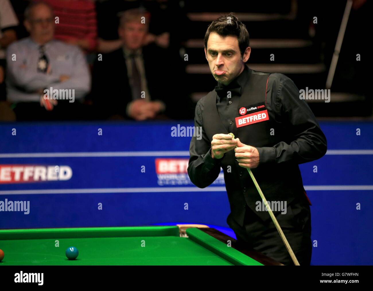 Ronnie O'Sullivan lors de son quart de finale contre Stuart Bingham lors du onze jour des Championnats du monde de Betfred au Crucible Theatre, Sheffield. Banque D'Images