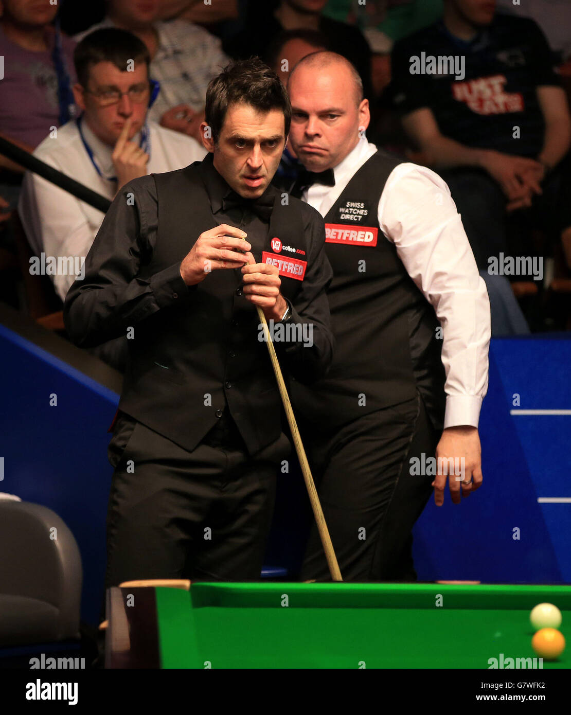 Ronnie O'Sullivan lors de son quart de finale contre Stuart Bingham lors du onze jour des Championnats du monde de Betfred au Crucible Theatre, Sheffield. Banque D'Images