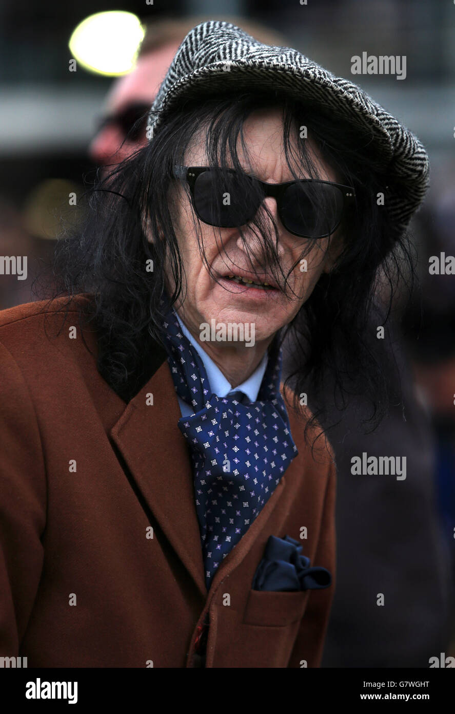 Courses hippiques - 2015 Cheltenham Festival - St Patrick's Day - Cheltenham Racecourse.Le poète John Cooper Clarke à l'occasion de la St Patrick lors du Cheltenham Festival à l'hippodrome de Cheltenham. Banque D'Images