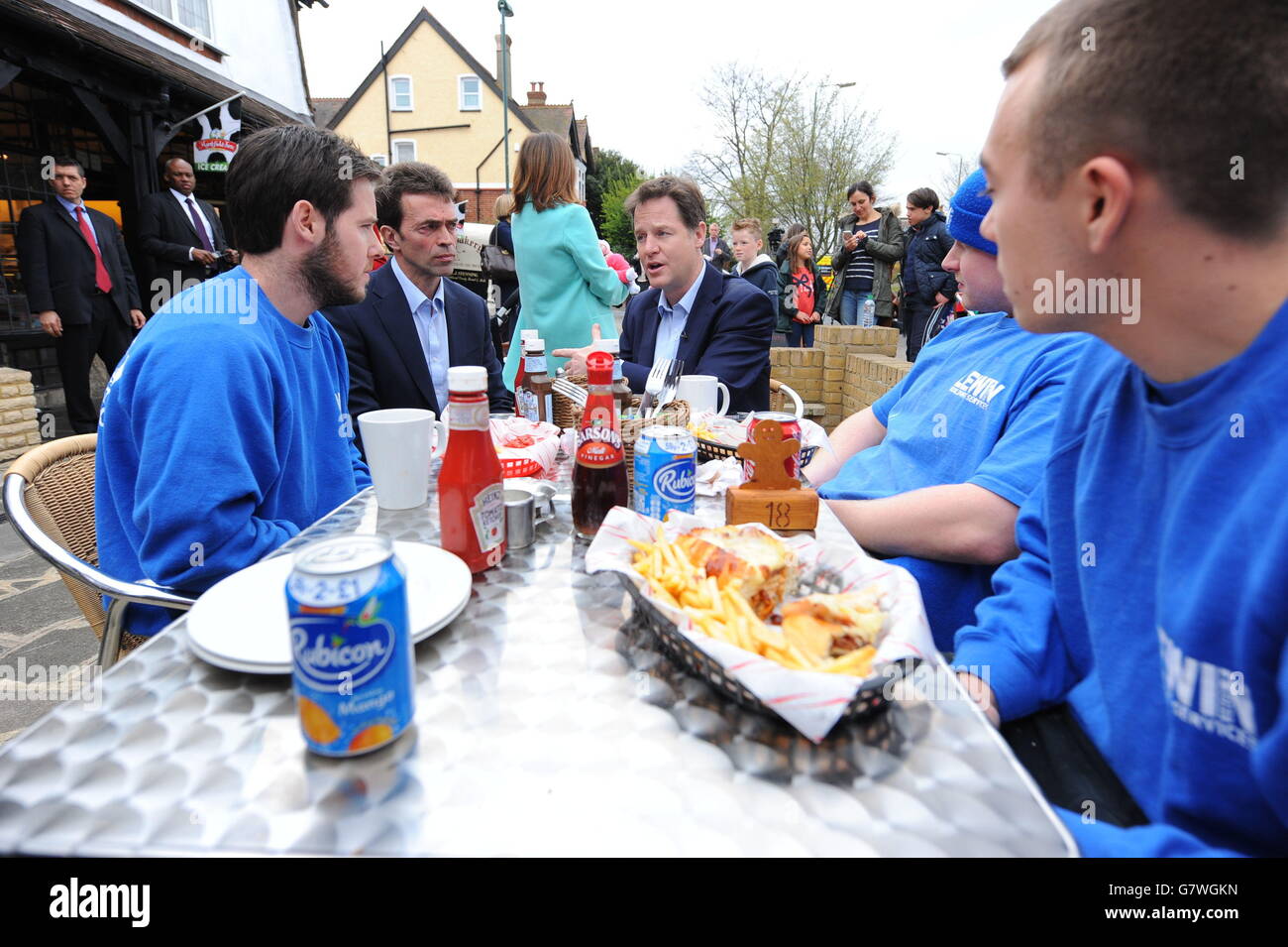 Nick Clegg, le chef du parti libéral démocrate, et Tom Brake, le candidat du parti pour Carshalton et Wallington, discutent avec un groupe de constructeurs lors d'une visite de campagne électorale générale dans une boulangerie de Carshalton, dans le Surrey. Date de la photo: Lundi 13 avril 2015. Voir l'histoire de l'AP ÉLECTIONS LibDems. Le crédit photo devrait se lire comme suit : Dominic Lipinski/PA Wire Banque D'Images