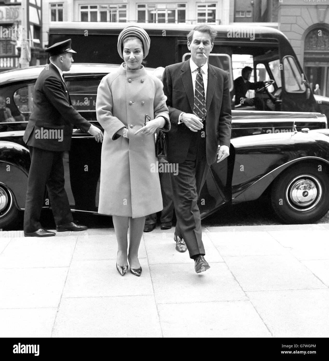 Maria Callas, chanteuse d'opéra, avec un homme non identifié à Londres, où elle a témoigné à la haute Cour. Callas et Aristote Onassis poursuivent Panaghis Vergottis, alléguant qu'il n'avait pas conclu d'accord pour transférer 25 des 100 actions des transporteurs de vrac outre-mer Corportation à Callas. Banque D'Images