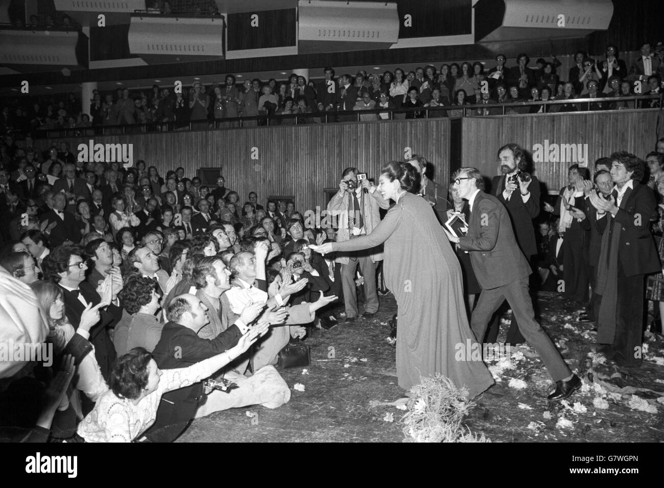 Maria Callas remercie son auditoire au Royal Festival Hall. Banque D'Images