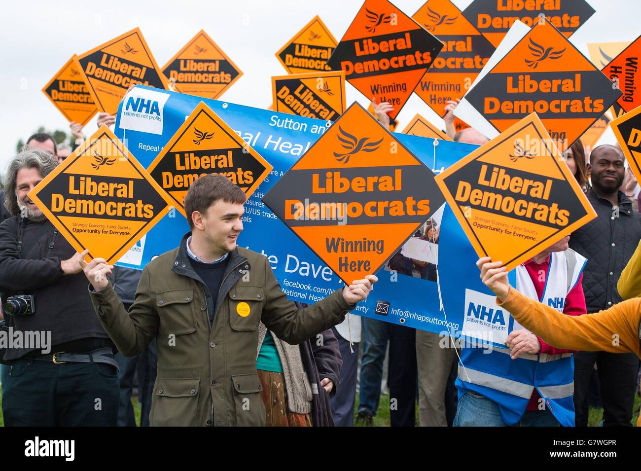 Des manifestants protestant contre la privatisation du NHS perturbent un rassemblement électoral libéral démocrate à l'hôpital St Helier, à Carshalton, Surrey. Date de la photo: Lundi 13 avril 2015. Voir l'histoire de l'AP ÉLECTIONS LibDems. Le crédit photo devrait se lire comme suit : Dominic Lipinski/PA Wire Banque D'Images