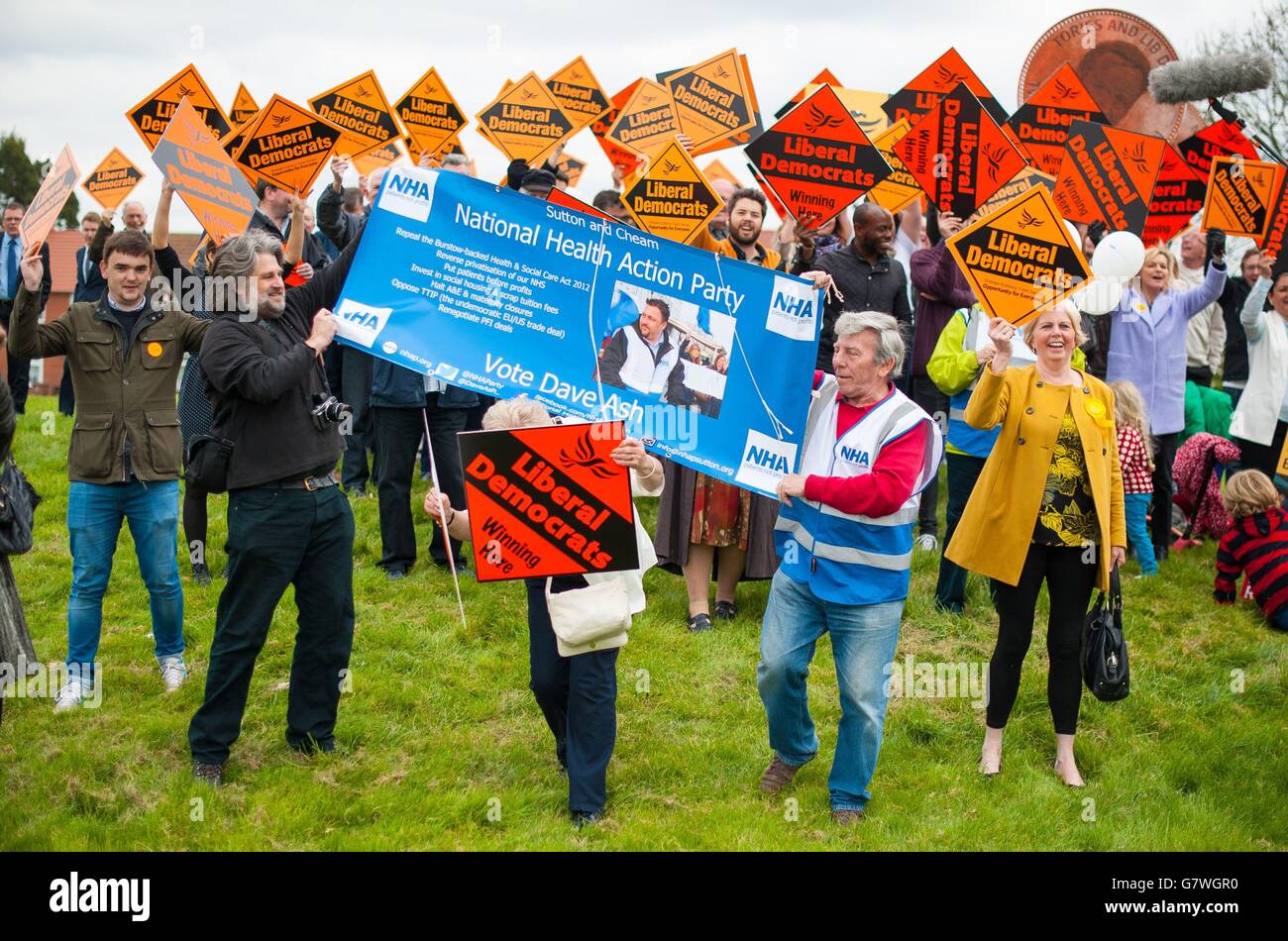 Des manifestants protestant contre la privatisation du NHS perturbent un rassemblement électoral libéral démocrate à l'hôpital St Helier, à Carshalton, Surrey. Date de la photo: Lundi 13 avril 2015. Voir l'histoire de l'AP ÉLECTIONS LibDems. Le crédit photo devrait se lire comme suit : Dominic Lipinski/PA Wire Banque D'Images