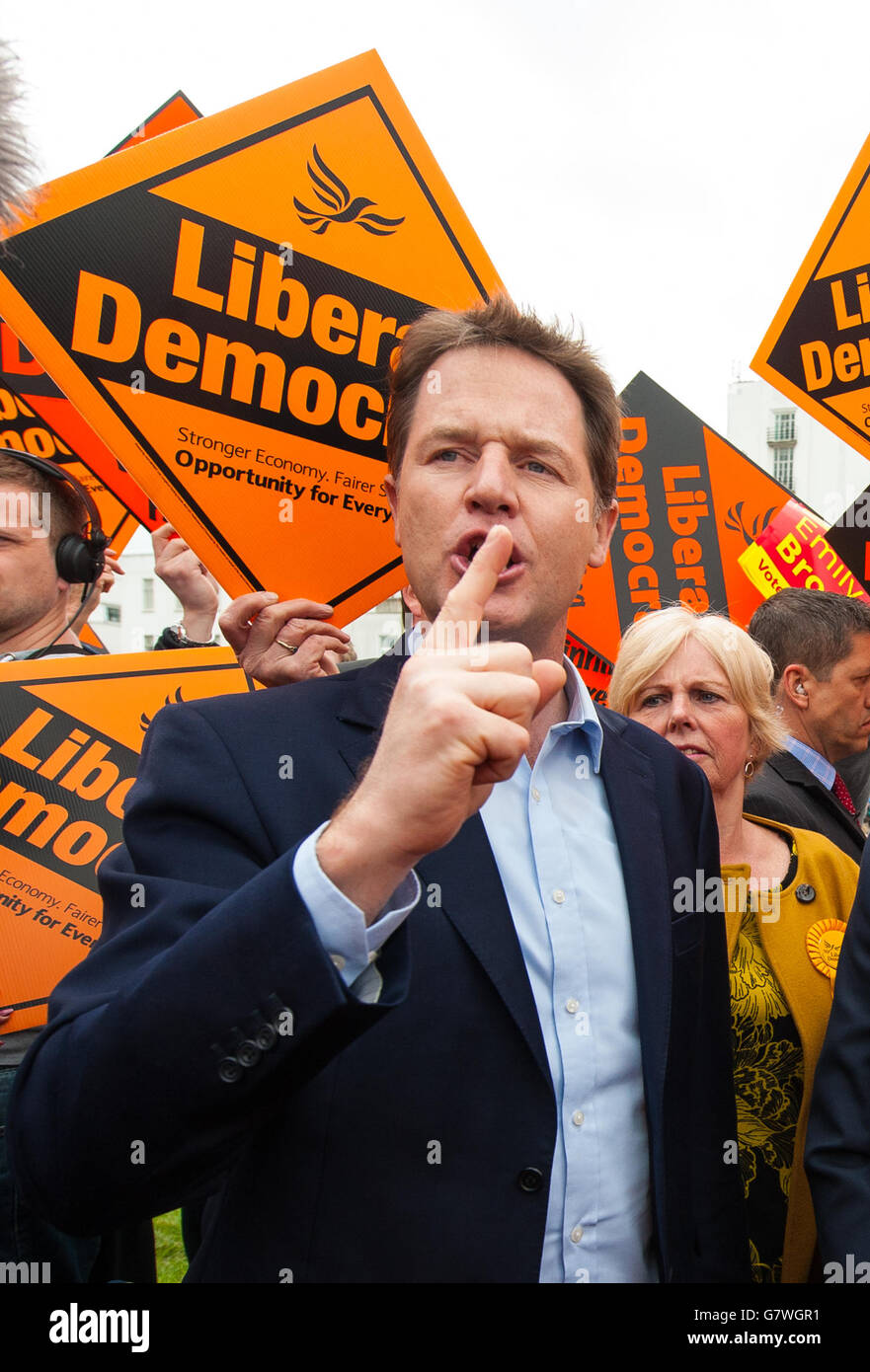 Nick Clegg, le dirigeant libéral démocrate, lors d'une manifestation électorale générale à l'hôpital St Helier, à Carshalton, dans le Surrey, qui a été interrompue par des manifestants protestant contre la privatisation du NHS.Date de la photo: Lundi 13 avril 2015.Voir l'histoire de l'AP ÉLECTIONS LibDems.Le crédit photo devrait se lire comme suit : Dominic Lipinski/PA Wire Banque D'Images