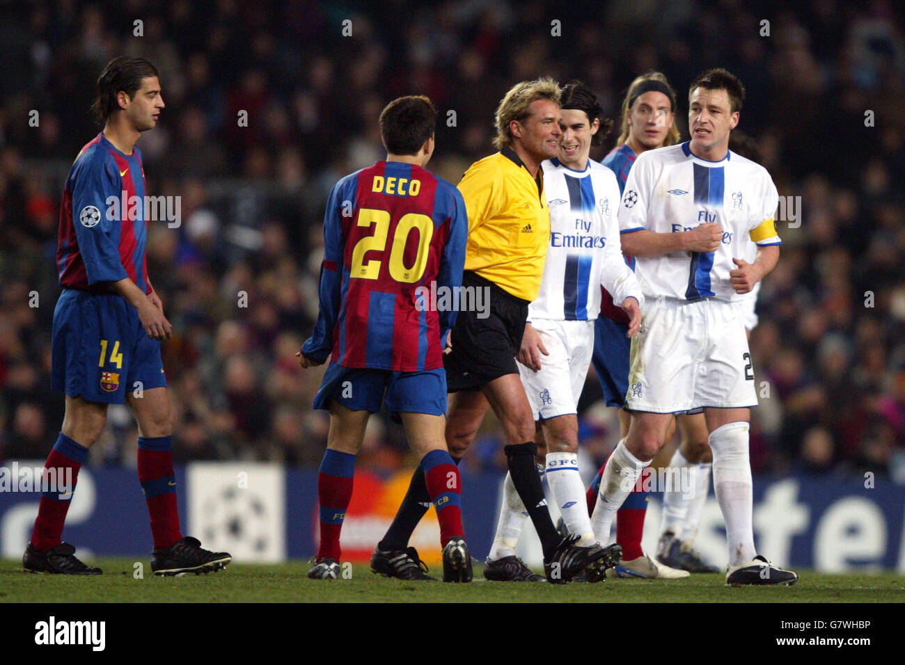 Football - UEFA Champions League - Round de 16 - First Leg - Barcelona v Chelsea - Nou Camp. Arbitre Anders frisk est confronté par Deco Banque D'Images