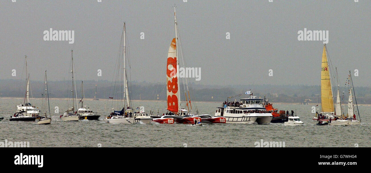 Une flottille de bateaux escorte Dame Ellen MacArthur et B&Q à Cowes. Banque D'Images