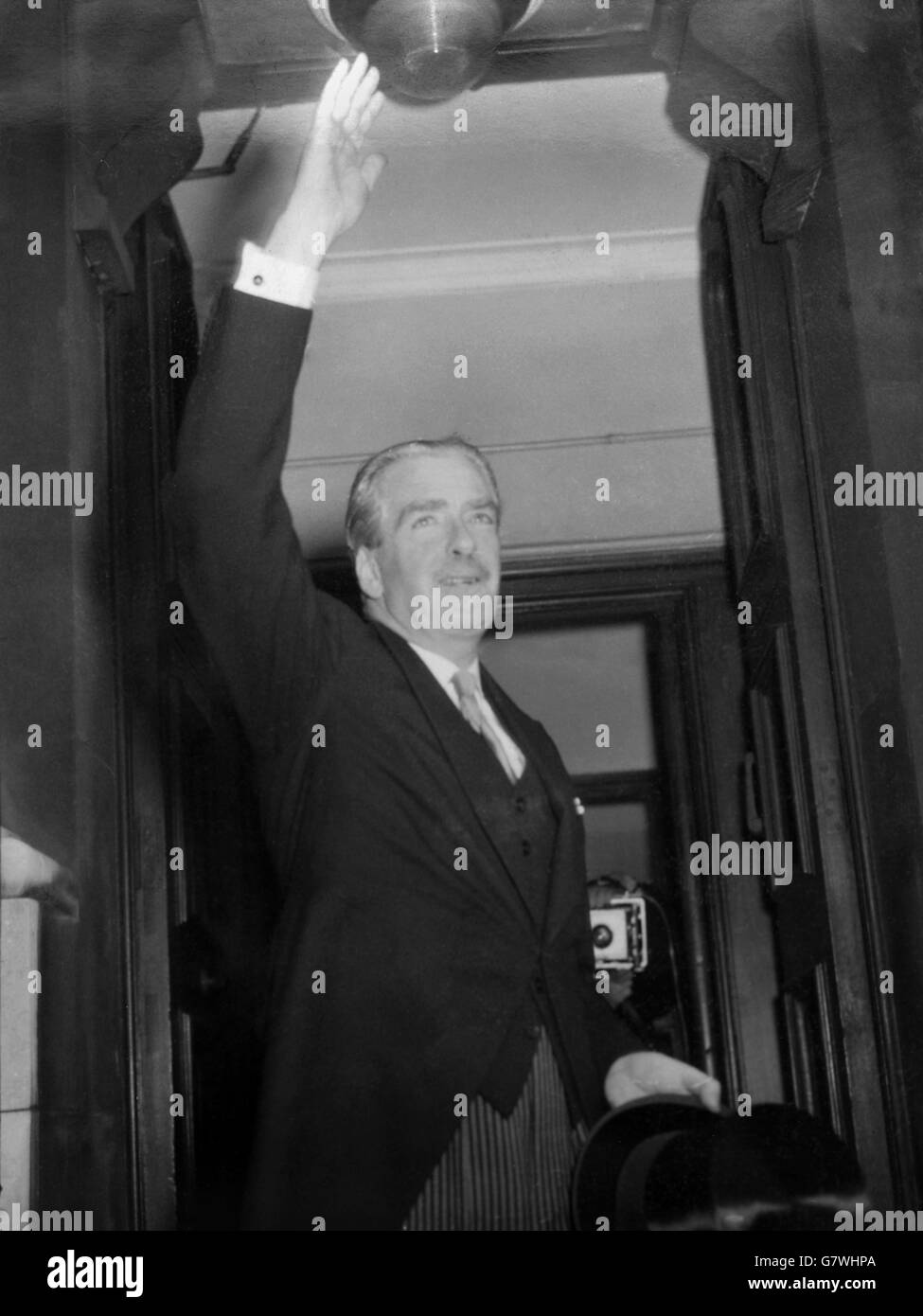 Un sourire Sir Anthony Eden arrive au Foreign Office de Londres, après avoir vu la Reine au Palais de Buckingham, et reconnaît les acclamations de la foule qui, on l'a annoncé quelques minutes plus tard, avait succédé à Sir Winston Churchill au poste de Premier ministre. Banque D'Images