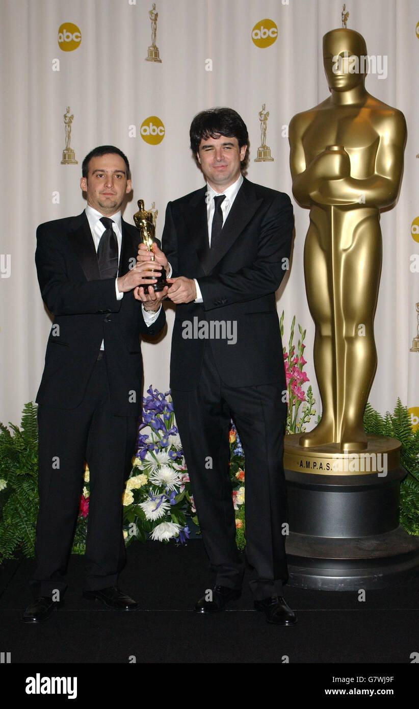 Fernando Bovaira et Alejanrdo Amenabar d'Espagne reçoivent le prix du meilleur film de langue étrangère pour la mer à l'intérieur. Banque D'Images