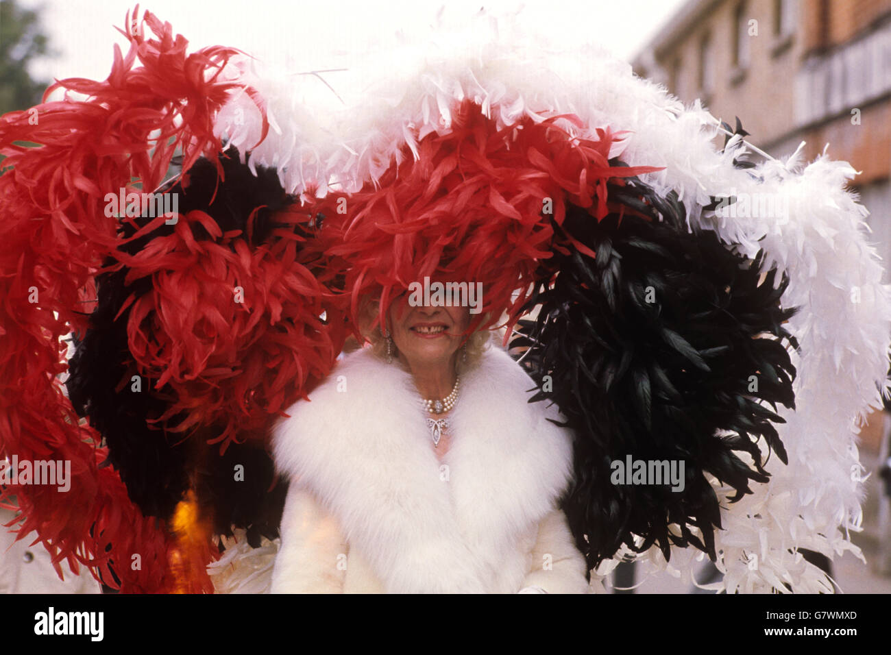 Courses hippiques - Royal Ascot - Hippodrome d'Ascot.Mme Gertrude Shilling porte un chapeau de plumes surdimensionné à Royal Ascot. Banque D'Images