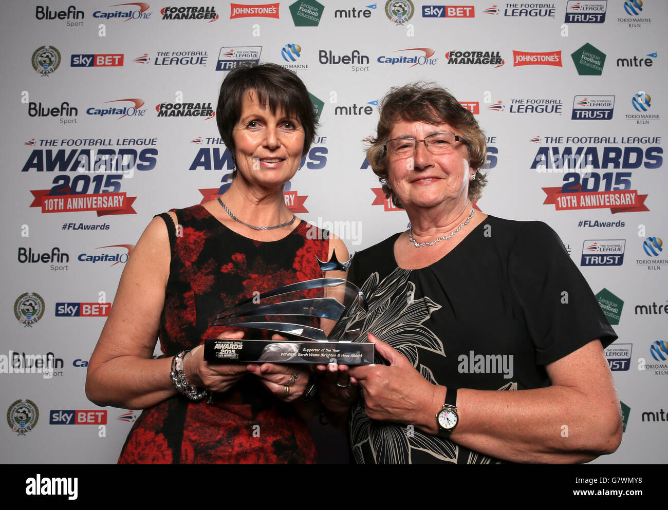 Le prix Capital One de l'année est décerné à Sarah Watts, fan de Brighton & Hove Albion, par Mandy Ward et Liz Costa, lors des football League Awards 2015 à la brasserie de Londres. Banque D'Images