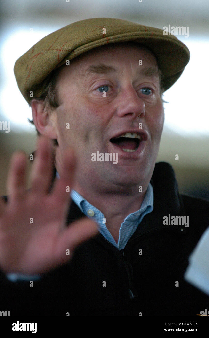 Courses hippiques - Nicky Henderson stables Open Day - Seven Barrows.Entraîneur de course de chevaux Nicky Henderson Banque D'Images