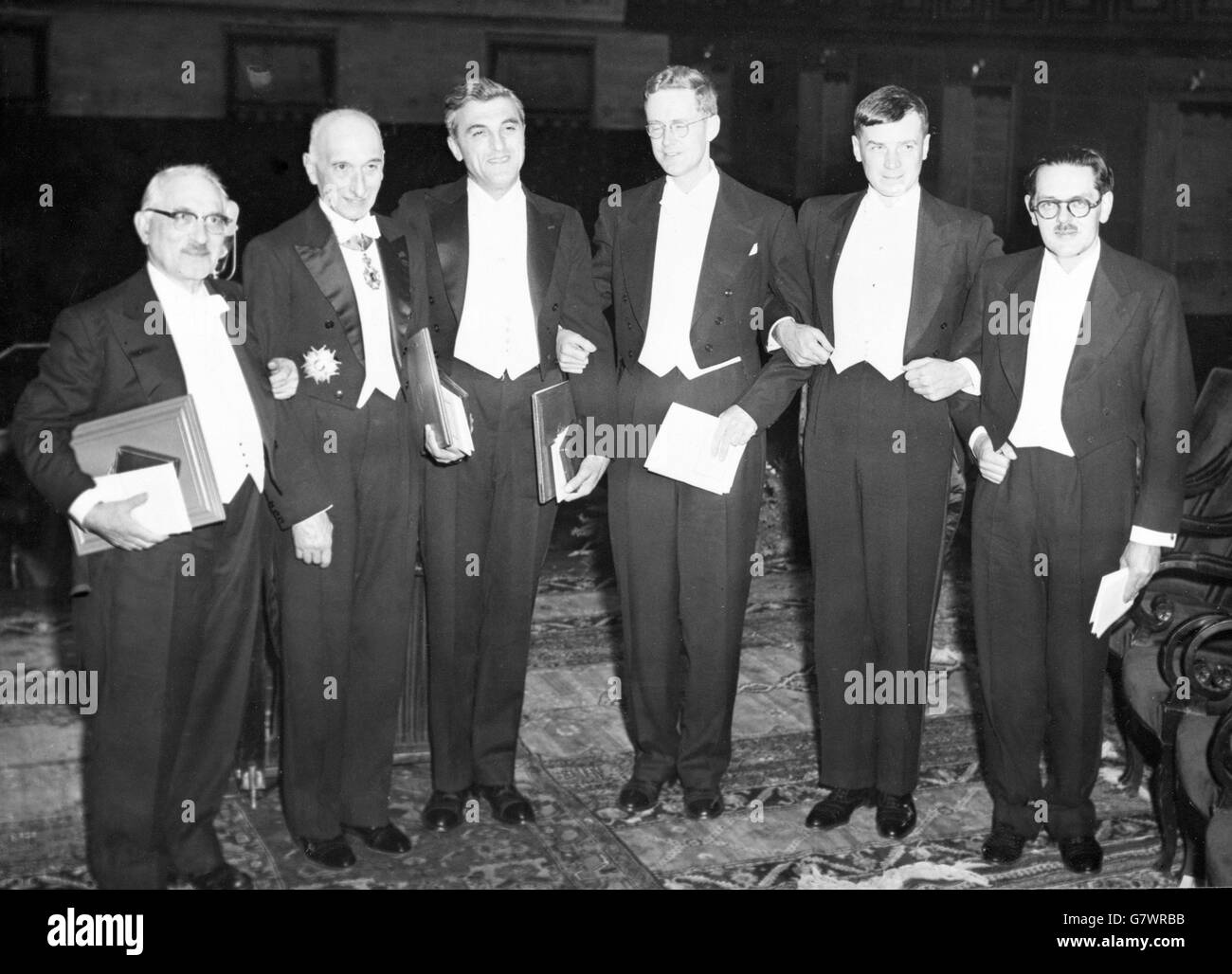 Lauréats des Prix Nobel 1952 après avoir reçu leurs prix du roi Gustav Adolf de Suède dans la salle de concert de Stockholm. De gauche à droite - Selman A, Waksman (Amérique: Médecine et physiologie): François Mauriac (France: Littérature): Felix Bloch et Edward Miles Purcell (tous deux de l'Amérique et co-gagnants du prix de physique); R.L Millington Synge et Arthur Martin (Grande-Bretagne: Co-gagnants du prix de chimie) Banque D'Images