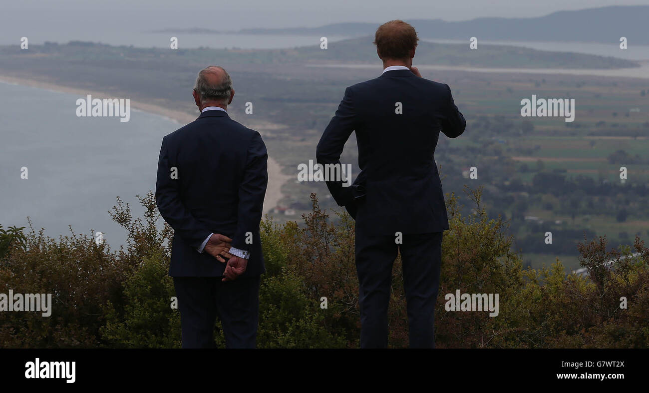 Le Prince de Galles et le Prince Harry visitent le Nek une étroite bande de crête dans le champ de bataille d'Anzac sur la péninsule de Gallipoli dans le cadre des commémorations marquant le 100e anniversaire de la campagne condamnée de Gallipoli. Banque D'Images