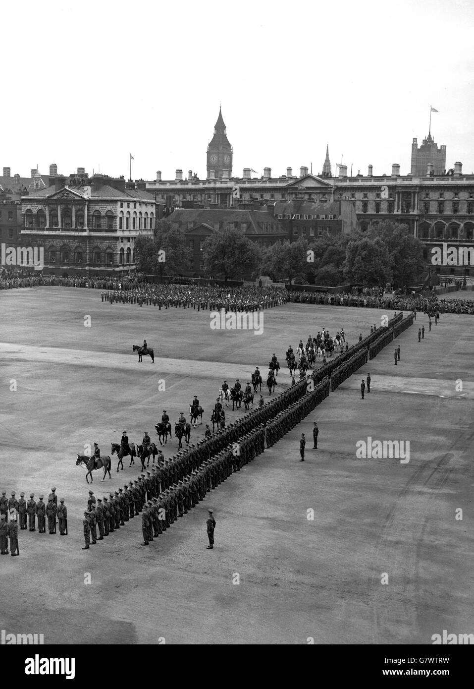 Vue générale de Horse Guards Parade où le roi inspectait les gardes avec le duc de Gloucester.La princesse Elizabeth a également assisté à son premier Trooping de la couleur depuis qu'elle a été faite colonel des Grenadier Guards. Banque D'Images