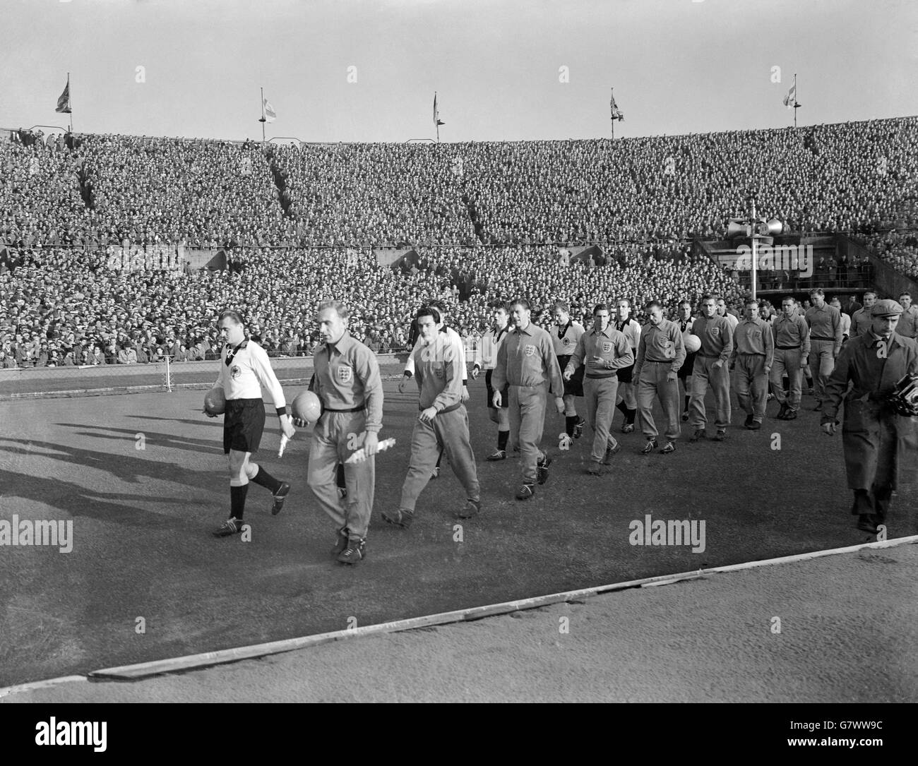 Les deux équipes sortent à Wembley avant le match, l'Allemagne de l'Ouest dirigée par Jupp Posipal (l) et l'Angleterre par Billy Wright (deuxième l).Les autres joueurs d'Angleterre sont (l-r) Ronnie Allen, Ron Staniforth, Len Shackleton, Stanley Matthews, Roy Bentley,Tom Finney, Len Phillips, Bill Slater, Bert Williams et Roger Byrne Banque D'Images