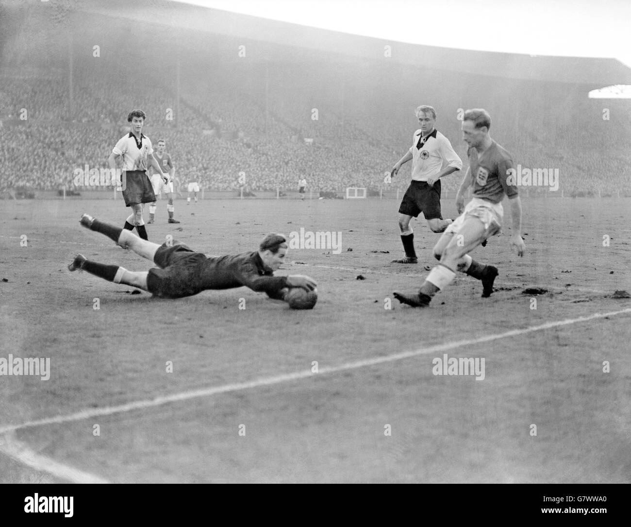 Le gardien de but de l'Allemagne de l'Ouest Fritz Herkenrath (l) sauve aux pieds De Tom Finney (r) d'Angleterre Banque D'Images