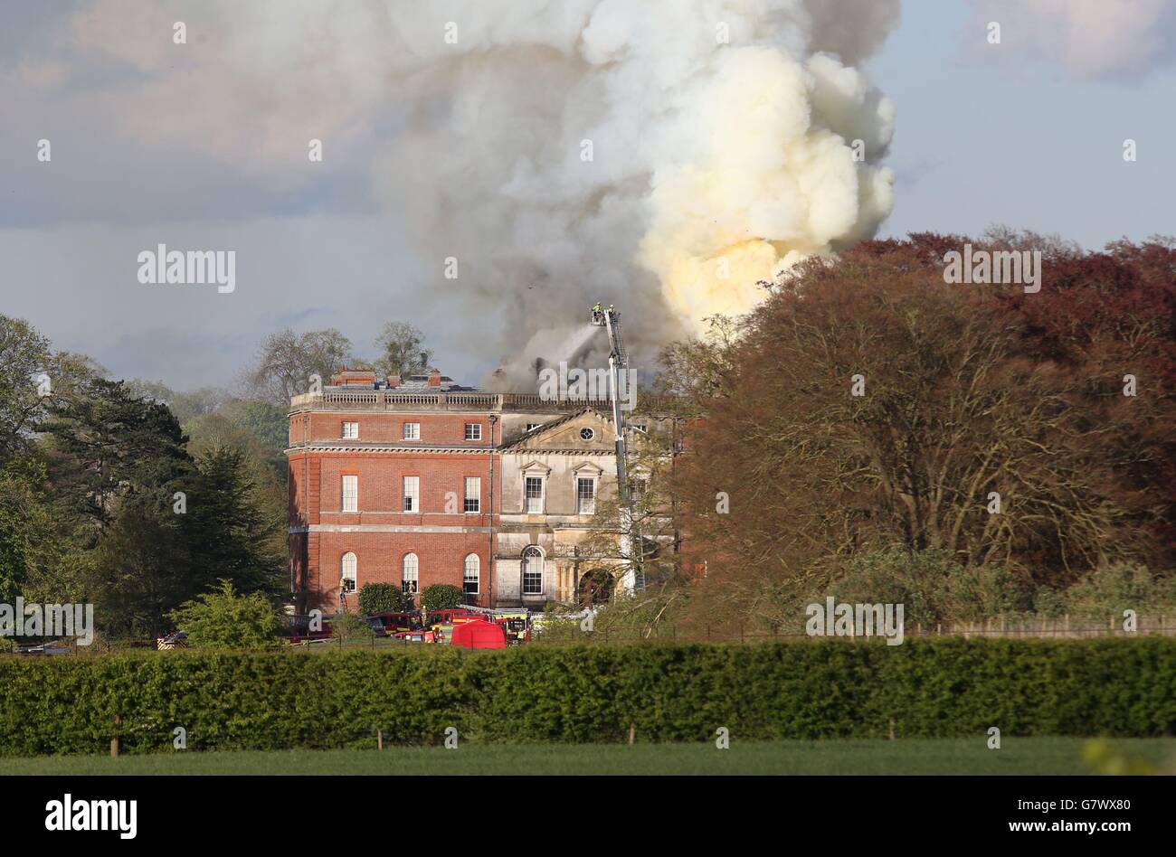 Les pompiers affrontent un incendie au parc Clandon, un manoir palladien construit dans les années 1720, après qu'un incendie a éclaté dans la propriété du National Trust près de Guildford, Surrey. Banque D'Images