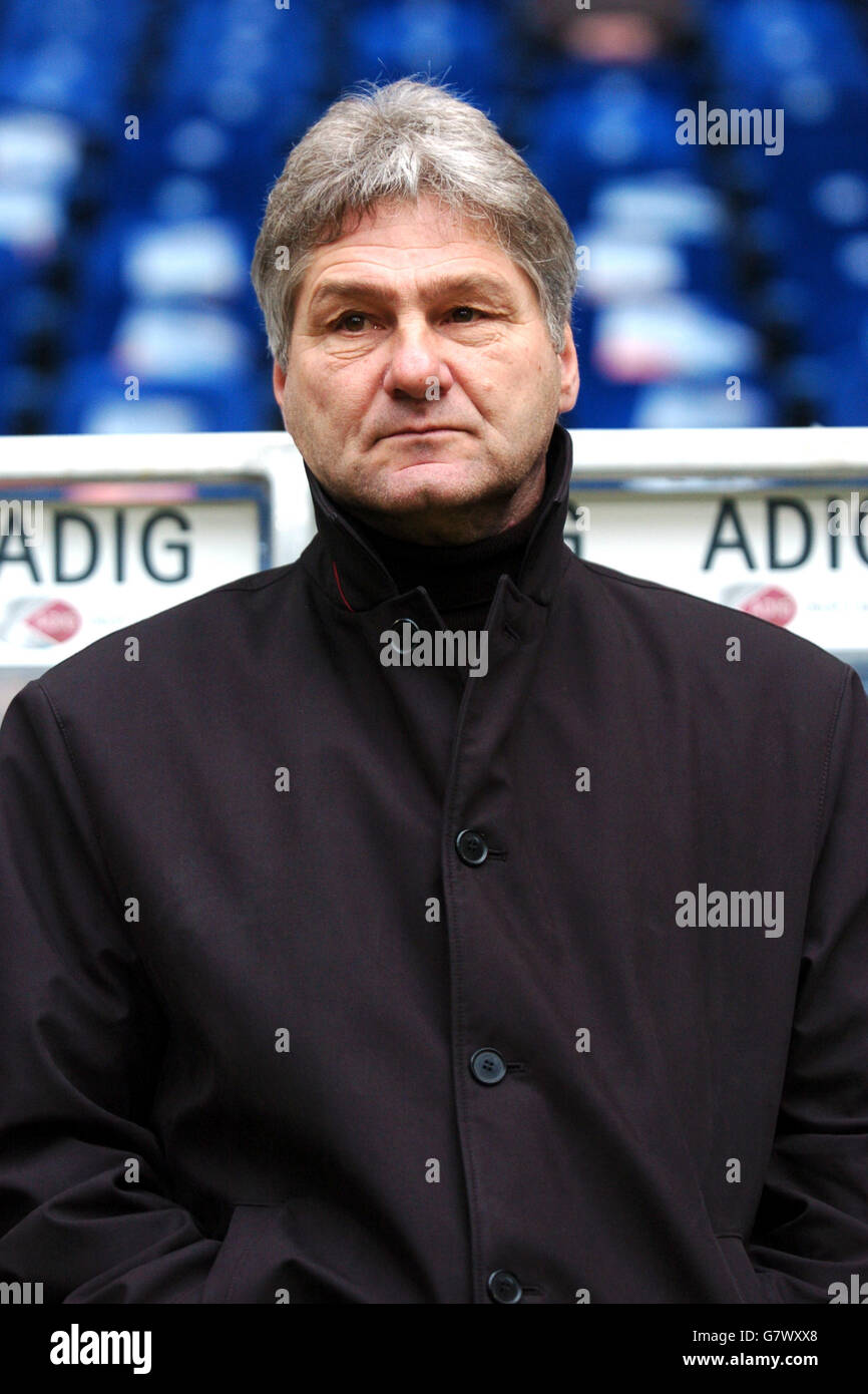 Football - Allemand Bundesliga - Hambourg / Kaiserslautern - AOL Arena. Kurt Jara, entraîneur de Kaiserslautern Banque D'Images