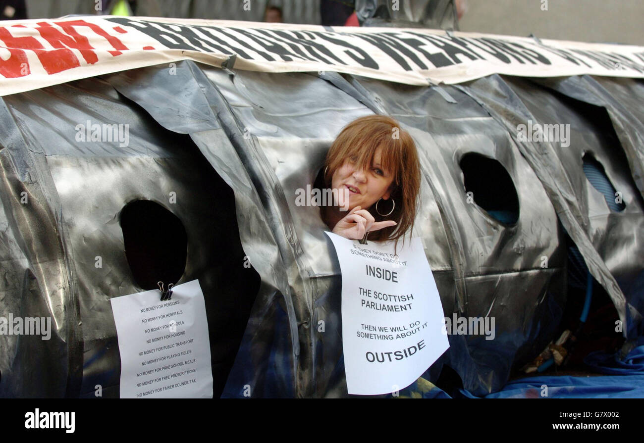 Les manifestants de Rosie Kane MSP et de Plowshares sont assis dans un sous-marin Trident modèle devant le Parlement écossais, bloquant le Royal Mile à Édimbourg. Banque D'Images