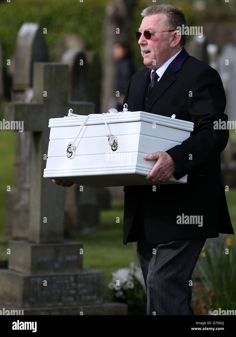 Le cercueil d'un bébé garçon non identifié est porté sur son cimetière  après un service funéraire au cimetière de Seafield, à Édimbourg, presque  deux ans après qu'il ait été trouvé mort sur