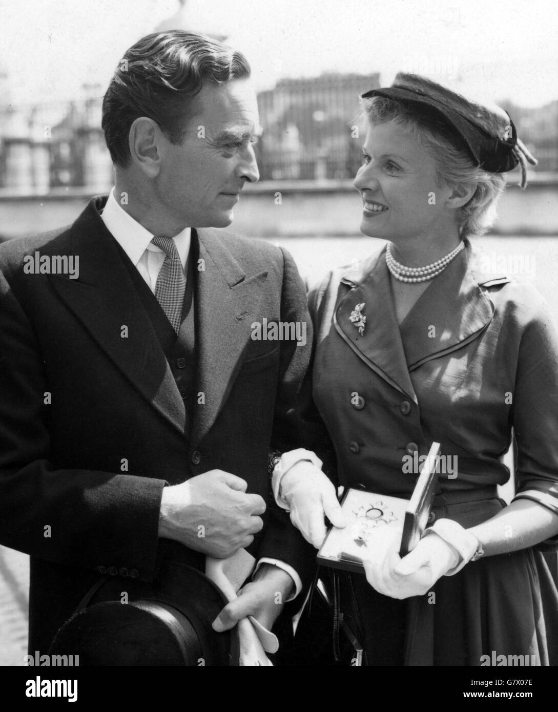 La star de cinéma Ann Todd admire la CBE décernée à son mari, producteur de film David Lean à l'extérieur de Buckingham Palace. Banque D'Images