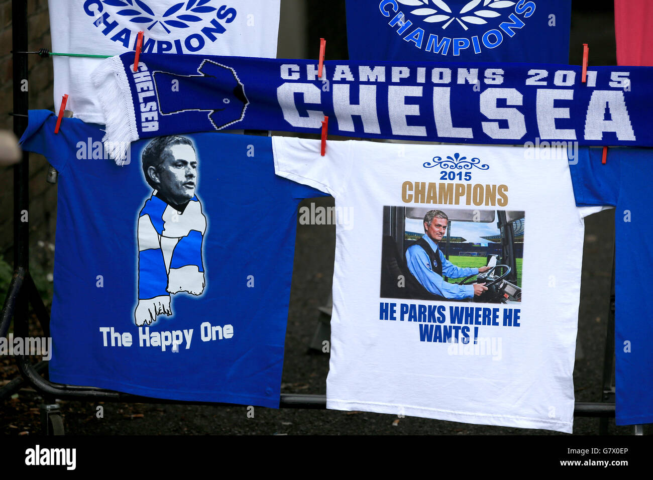 Tee-shirts Chelsea en vente à l'extérieur de Stamford Bridge avant le match de la Barclays Premier League à Stamford Bridge, Londres. APPUYEZ SUR ASSOCIATION photo. Date de la photo: Dimanche 3 mai 2015. Voir PA Story FOOTBALL Chelsea. Le crédit photo devrait se lire comme suit : Nick Potts/PA Wire. Banque D'Images