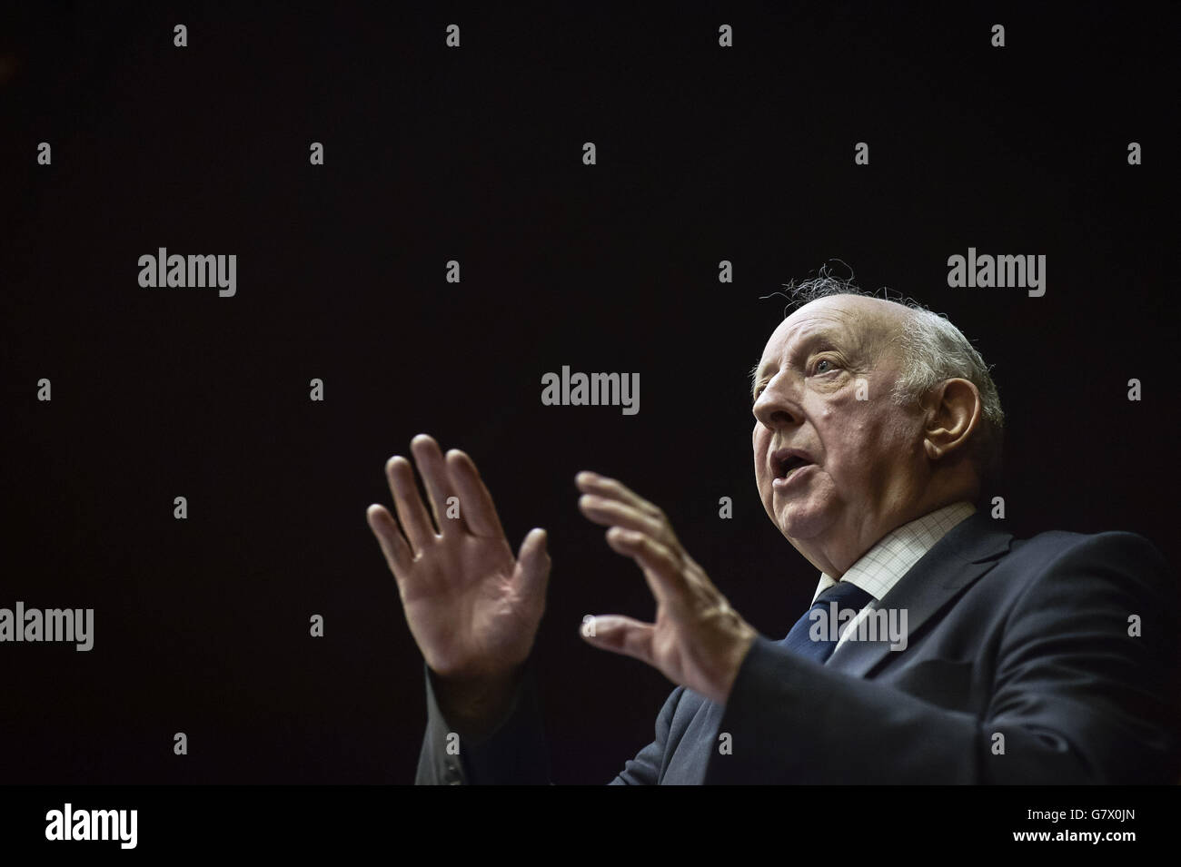 Arthur Scargill, fondateur et dirigeant du Parti socialiste travailliste, parle au Seaside Socialist and Labor Club de Port Talbot. Banque D'Images