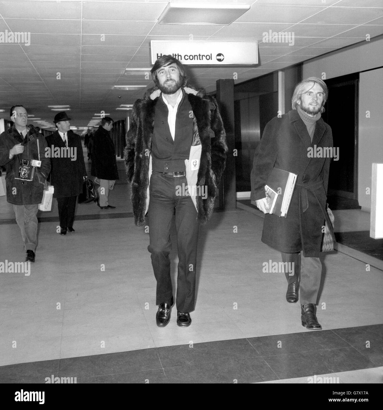George Lazenby, qui joue James Bond dans le service secret de sa Majesté, à l'aéroport de Heathrow à Londres après avoir pris l'avion de New York.Il doit assister à la première caritative du film à Leicester Square. Banque D'Images