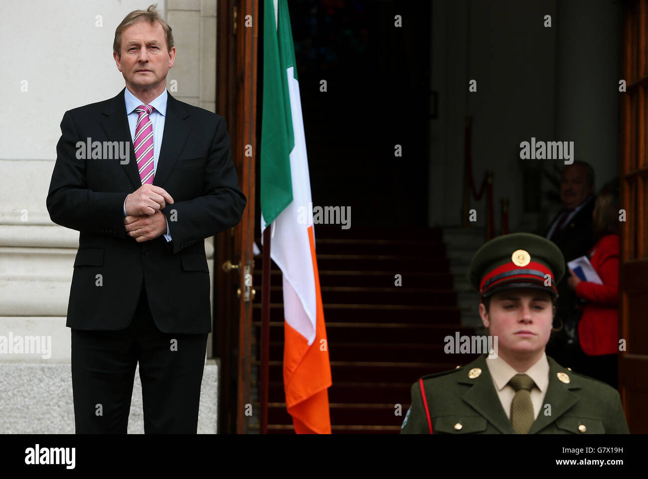 Taoiseach Enda Kenny attend l'arrivée du Premier ministre de France Manuel Valls dans les bâtiments gouvernementaux de Dublin. Banque D'Images