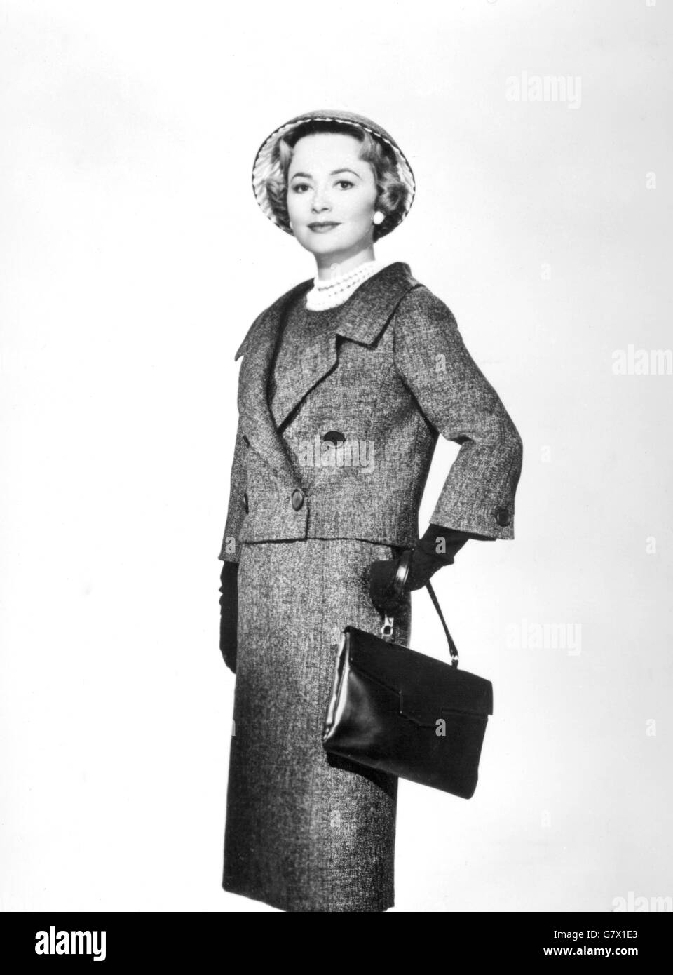 L'actrice Olivia de Havilland porte une tenue Dior pour le film libelle, qu'elle incarne avec Dirk Bogarde. Banque D'Images