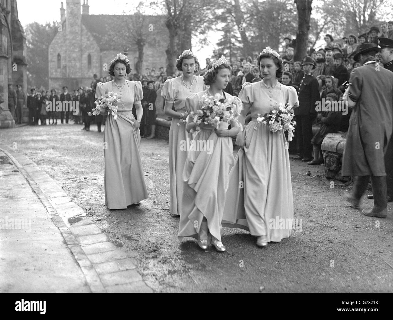 Les épouses lors du mariage de l'honorable Patricia Mountbatten et de Lord Brabourne. De gauche à droite; la princesse Elizabeth, l'honorable Pamela Mountbatten, sœur de la mariée, la princesse Alexandra de Kent et la princesse Margaret à l'abbaye de Romsey. Banque D'Images