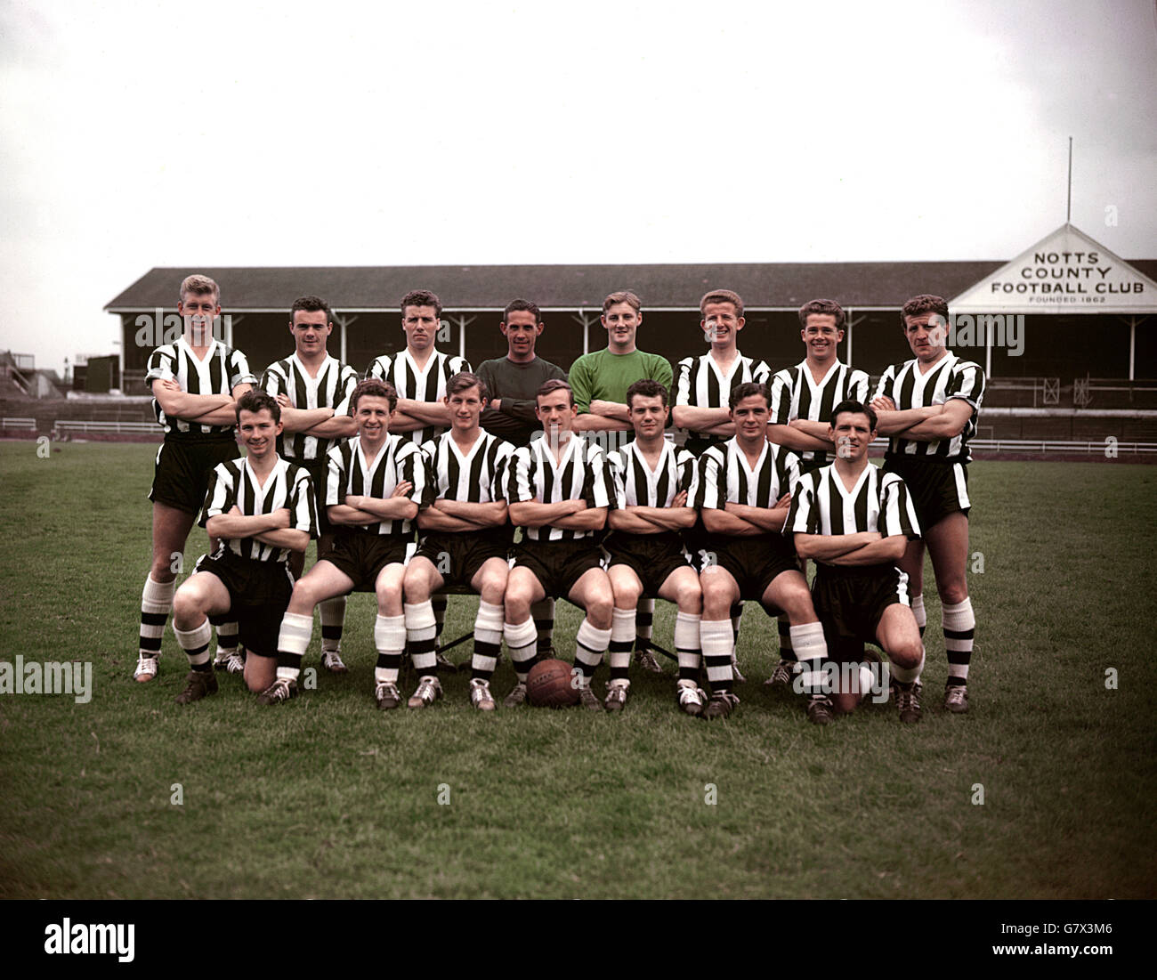 Comté de Notts - (retour l-r) Herbert Loxley, Cyril Parry, John Lane, Gordon Bradley, James Linton, Robert Bulch, John McGrath et Peter Russell. (Front l-r) Patrick Groome, Donald Roby, Gordon Wills, Ronald Wylie (Capt), Gerald Carver, James Jackson et Frank Cruickshanks. Banque D'Images