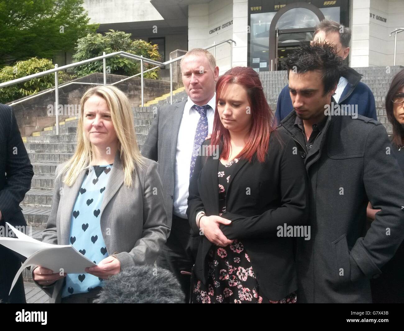 Sarah Jones devant la cour de la Couronne de Newport écoute la déclaration faite par l'inspecteur détective Leanne Brustad après que son père, Mark Jones, a été reconnu coupable du meurtre de sa petite-fille de cinq semaines, Amelia. Banque D'Images