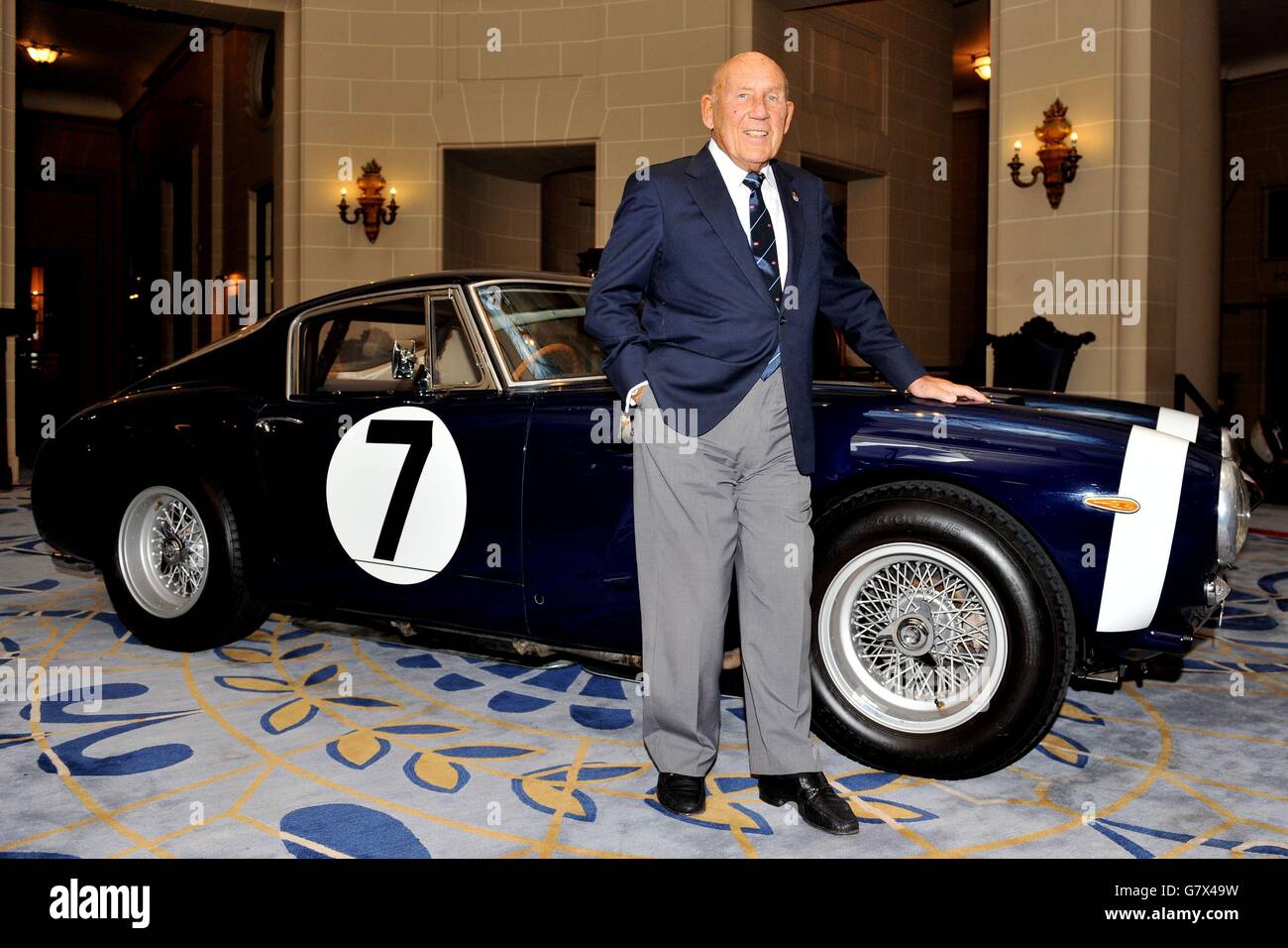 Sir Stirling Moss se trouve devant la Ferrari 250 GT SWB, qu'il a remporté lors du Goodwood Tourist Trophy en 1961, lors d'une séance photo au Royal automobile Club de Londres, pour lancer son nouveau livre « My Racing Life ». Banque D'Images